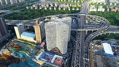 大气震撼航拍郑州苏荷蝴蝶楼高架桥高清4k视频的预览图